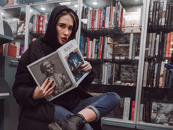 The 9 Books Every Artist Should Have on Their Shelf